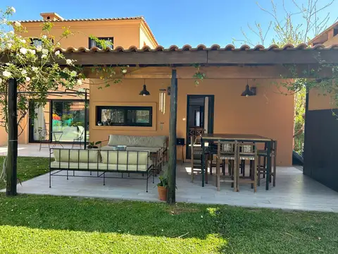 Casa 4 ambientes con 2 baños
