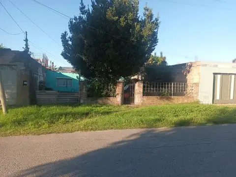 Casa construcción precaria  a reciclar x completo