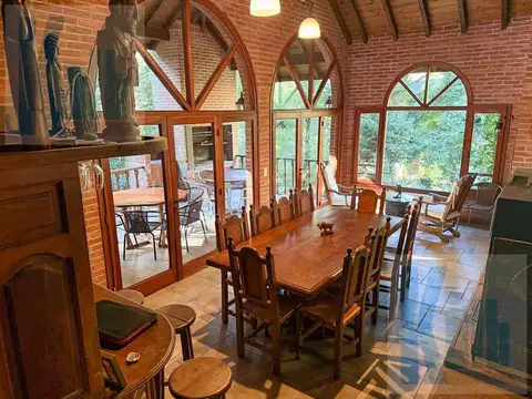 Casa 8 ambientes con 4 baños