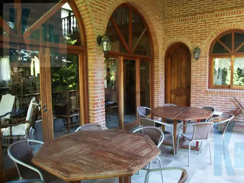 Casa chalet tres plantas en Carilo excelente ubicación en alquiler fiestas y verano 2026-27