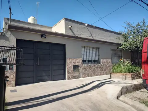 AMPLIA CASA DE TRES AMBIENTES CON DEPENDENCIAS MONOAMBIENTE