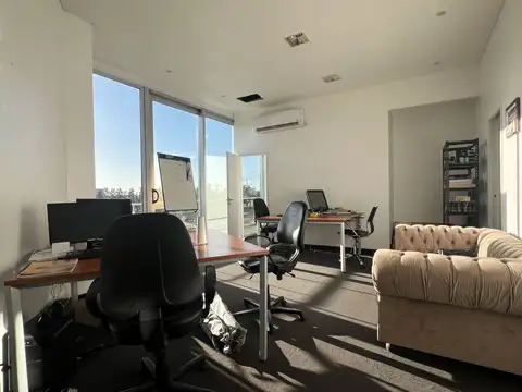 Oficina en Alquiler con 1 cochera