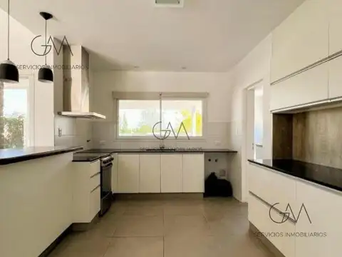 Casa 4 ambientes con 3 baños