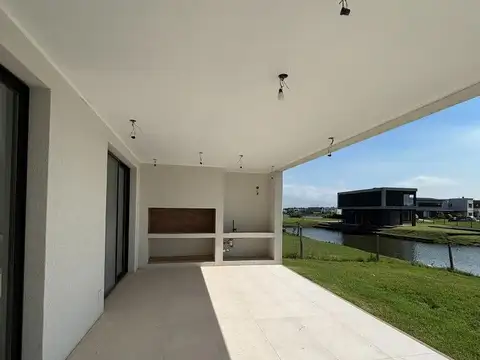 Casa en Venta con 5 cocheras