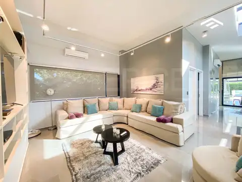 Casa en Venta con 5 cocheras