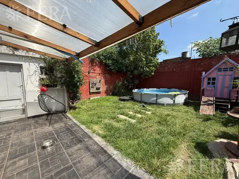 Venta Casa 3 ambientes con cochera y patio en Bernal