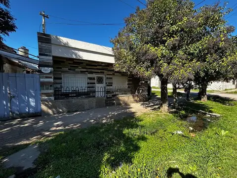 CASA 3 AMB CON LOTE EN VENTA EN FLORENCIO VARELA 