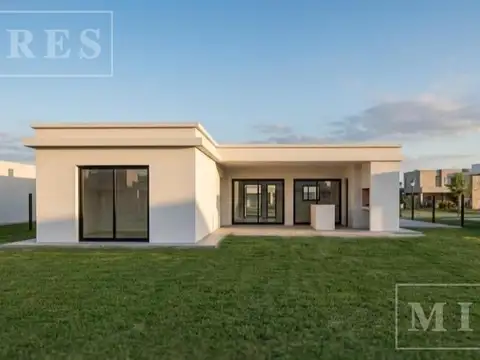 Casa en venta sobre lote interno en area 13 San Sebastian Loma Verde