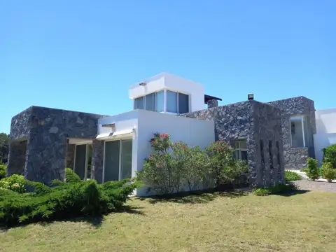 Casa 6 ambientes con 4 baños