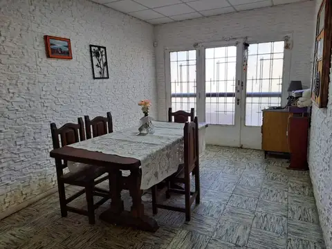 VENTA | PERMUTA - Casa 2 dormitorios con cochera - Azcuenaga, Rosario.