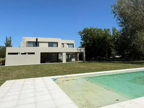 Casa 5 ambientes con 4 baños