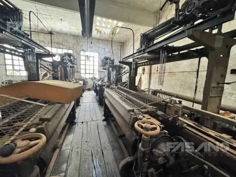 Casa con fabrica y/o galpon fondo