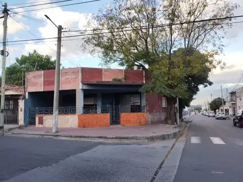 Casa 13 ambientes con 2 baños