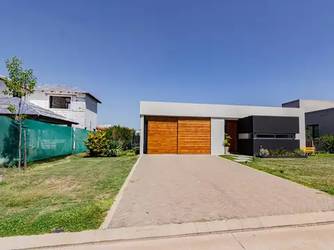 Casa en Alquiler en San Sebastian, USD 2.000