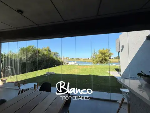 Casa 4 ambientes con 4 baños