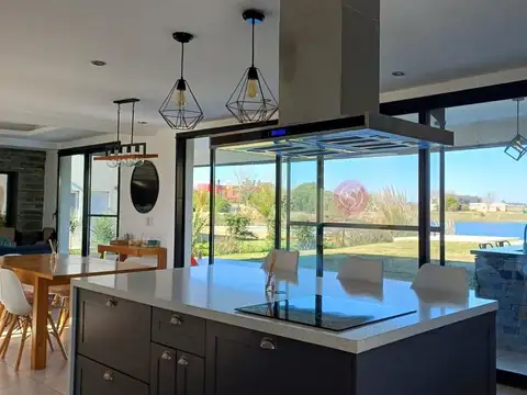 Casa en Alquiler con 6 cocheras