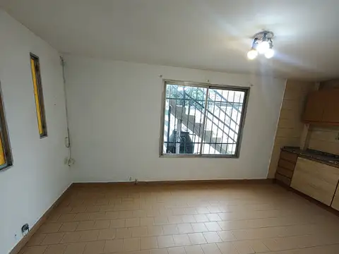 Depto Tipo Casa en Alquiler en Luis Guillon, $ 600.000