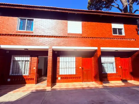 Triplex al contrafrente con gas natural y espacio vehicular.