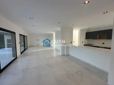 Casa 5 ambientes con 3 baños