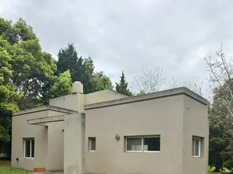 Casa 4 amb. con amplio jardín. Muy luminosa - Barrio Santa Brígida