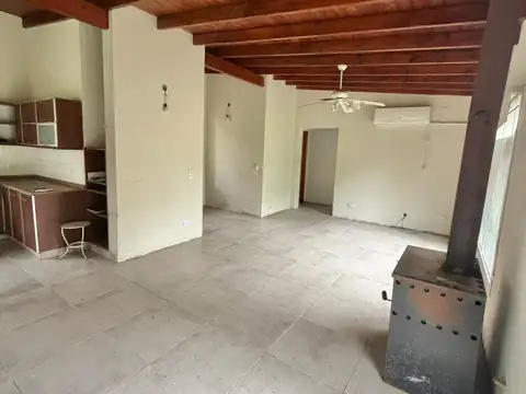 Casa 4 ambientes con 2 baños