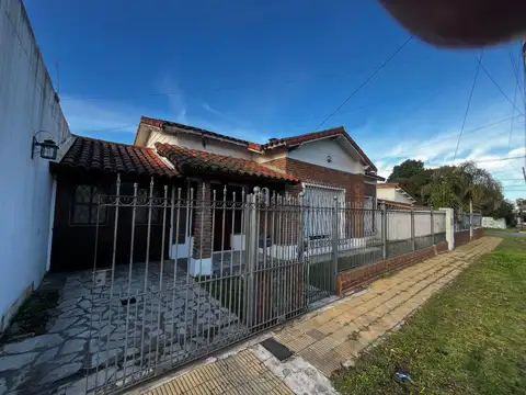 Chalet colonial de 4 ambientes en Ituzaingó Norte con amplio parque y cochera pasante APTO CREDITO  