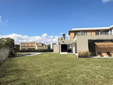Casa en Venta con 4 cocheras