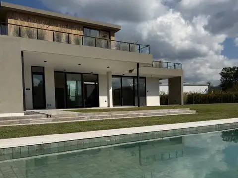 Casa 5 ambientes con 4 baños