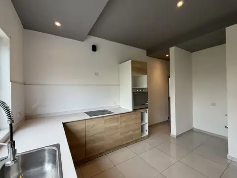 Casa en Alquiler con 2 cocheras