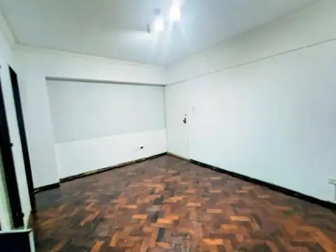 Venta. departamento 2 ambientes. Patio. Tucuman 700.