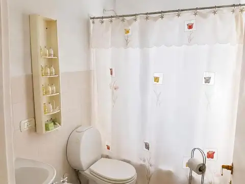 Casa 5 ambientes con 4 baños