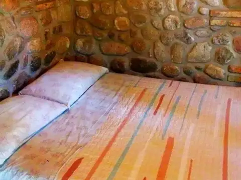 Alquiler temporario Casita c/ Parque y Pileta p/ 2 personas + niño – San Marcos Sierras