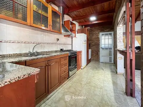 Casa 8 ambientes con 2 baños