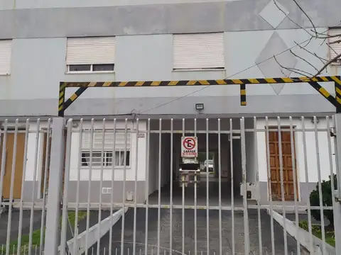 MORON SUR- 10 C/ DE EST- DEPTO DE 2 AMB. MUY LUMINOSO- BAJAS EXPENSAS.