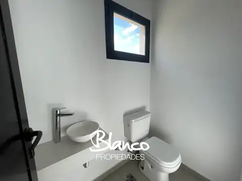 Casa 4 ambientes con 4 baños