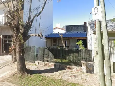 Casa en venta de 3 Ambientes a reciclar o demoler, Ideal Inversor!!