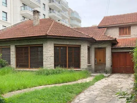 Chalet 5 ambientes con parque.