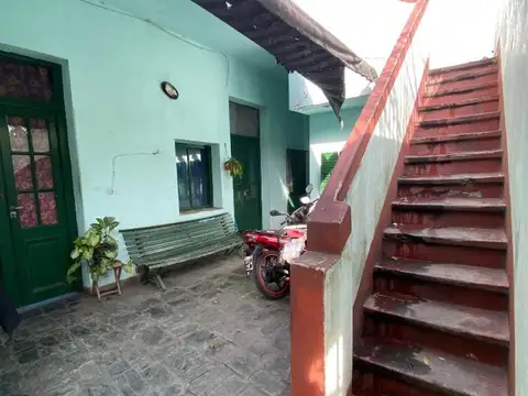 CASA DE 8 AMBIENTES MULTIFAMILIAR. 2 BAÑOS Y DOS COCINAS