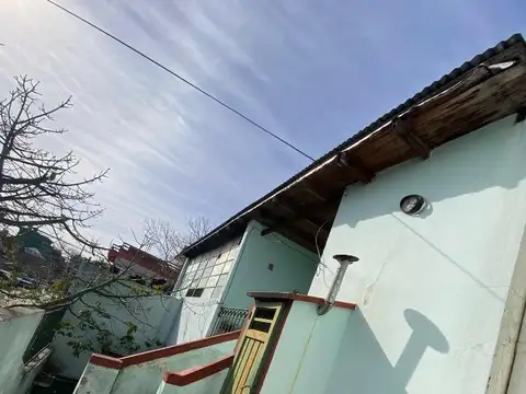 Casa 8 ambientes con 2 baños