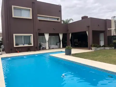 Casa en Venta con 2 cocheras
