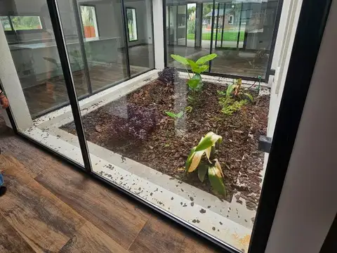 Casa en Venta con 3 cocheras