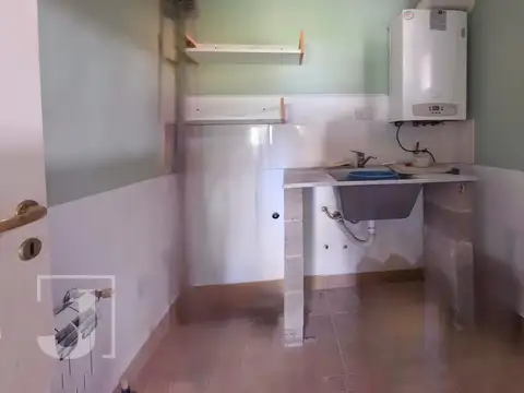 Casa en Alquiler. 4 amb. terreno de 462 m2. San alfonso. Pilar del Este