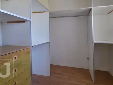 Casa en Alquiler con 3 cocheras