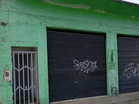 Galpón más casa de 2 ambientes, fondo libre