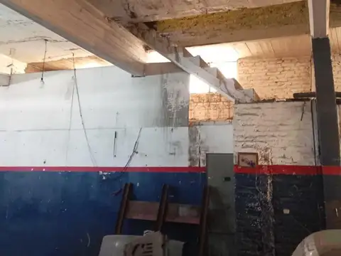 Galpón más casa de 2 ambientes, fondo libre