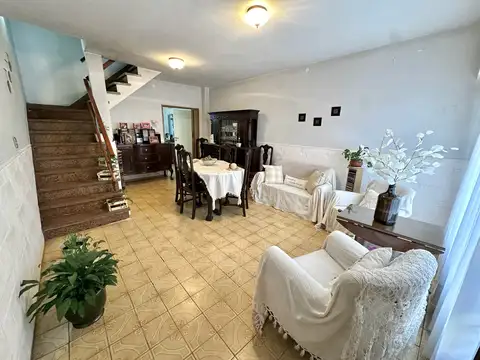 Casa PH Independiente de 4 Ambientes con Cochera en Bernal