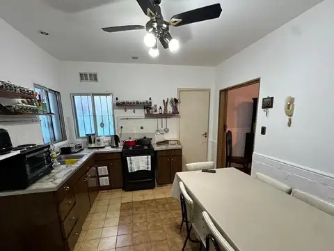 Casa PH Independiente de 4 Ambientes con Cochera en Bernal
