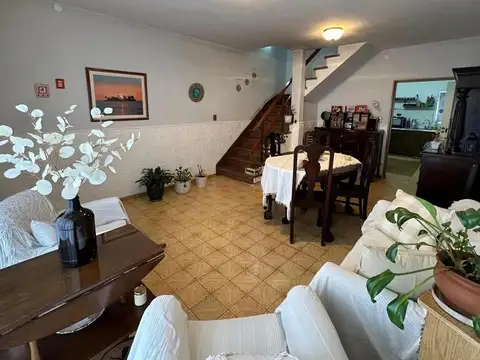 Casa PH Independiente de 4 Ambientes con Cochera en Bernal