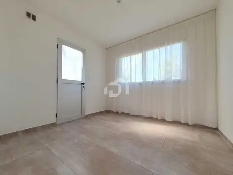 Casa en Alquiler con 2 cocheras