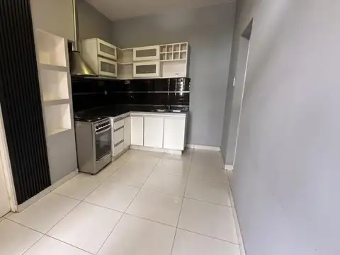 Alquiler PH 2 amb. con patio y sin expensas en Lanús Oeste, ideal pareja